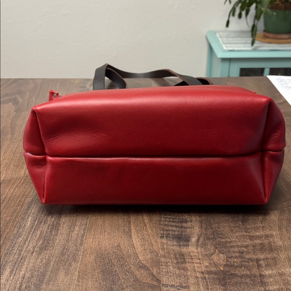 Portland Leather small Ruby tote. Zippered closure. - Picture 3 of 5